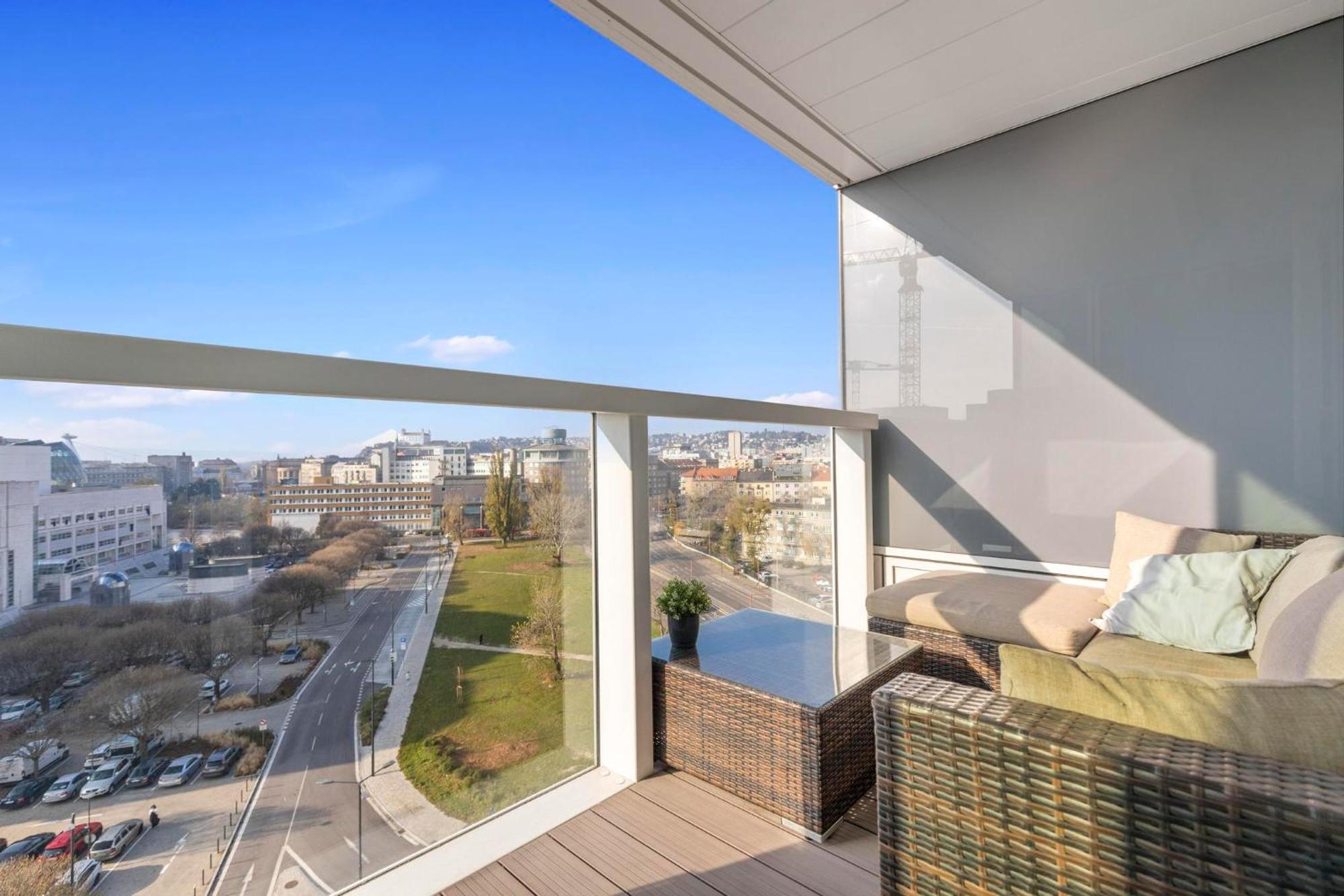 Panorama City Apartment In Downtown Area With Free Parking And Castle View Bratislava Exterior photo