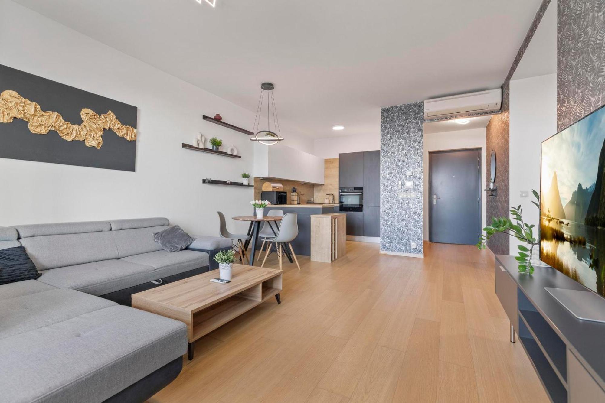 Panorama City Apartment In Downtown Area With Free Parking And Castle View Bratislava Exterior photo