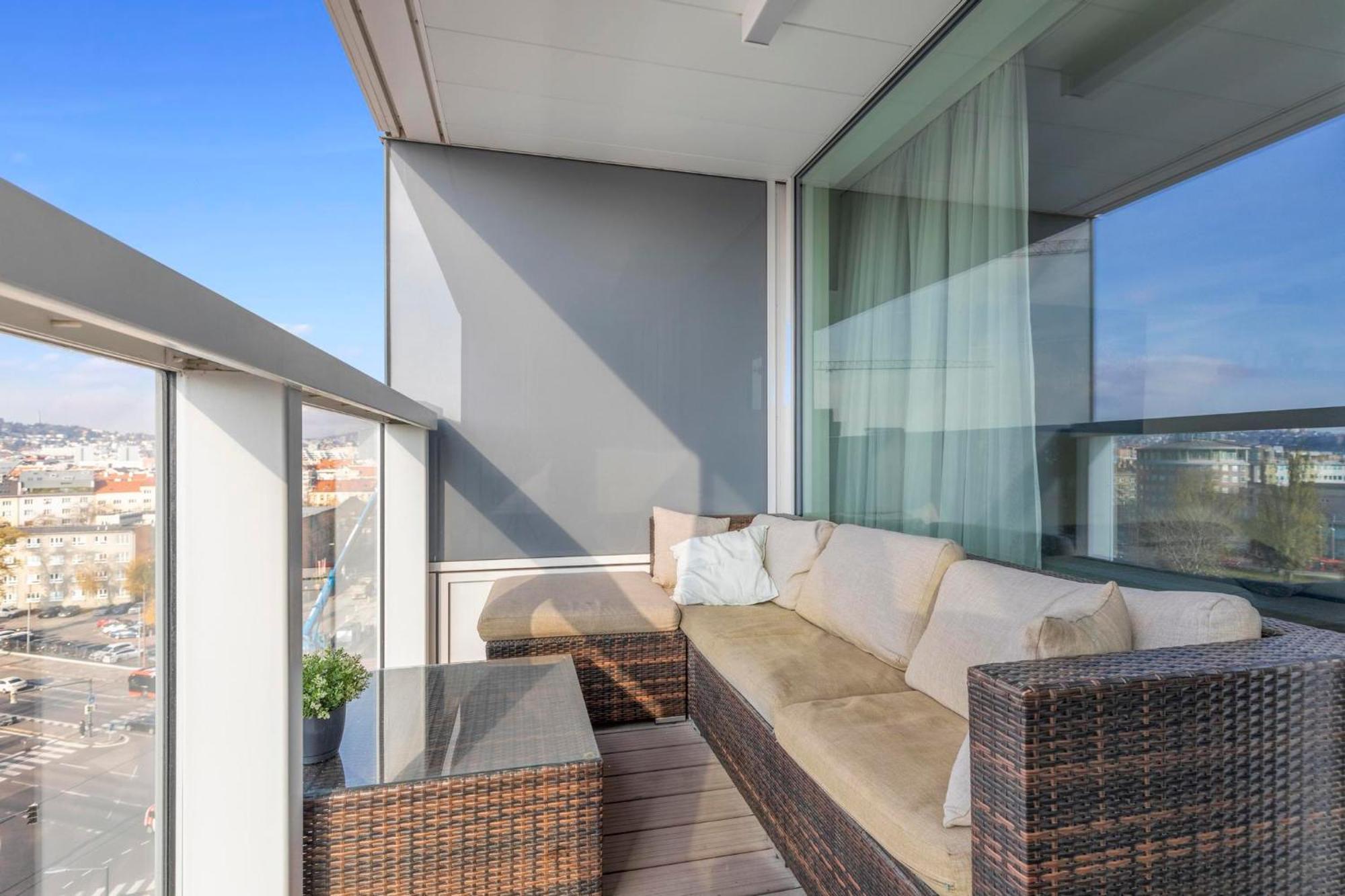 Panorama City Apartment In Downtown Area With Free Parking And Castle View Bratislava Exterior photo